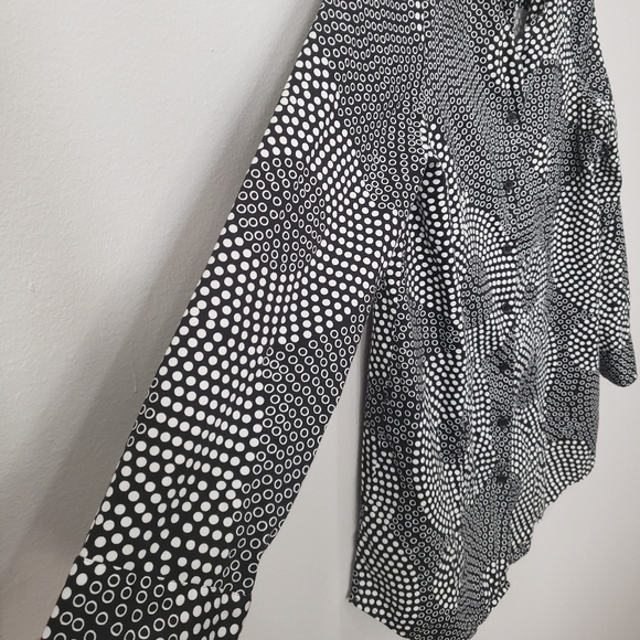 Chico's Circle Novelty Print Button Down Shirt, Chico's Size 0-US Size Small/4 - Picture 3 of 10